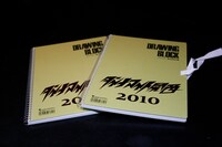 フリップを販売しているマルマンとのコラボで「ダイナマイト関西」のロゴ入りスペシャルフリップが限定発売された。