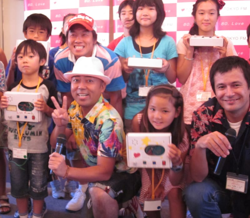 「DOCOMO LOVE Family presents ラブラジワークショップ」に出席したTIMと参加者たち。