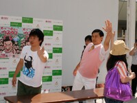 ハイタッチ会の様子。