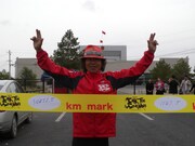 オフィシャルサイトには、入国の大変さを物語るブログもアップ。(c)間寛平アースマラソン製作委員会