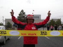 オフィシャルサイトには、入国の大変さを物語るブログもアップ。(c)間寛平アースマラソン製作委員会