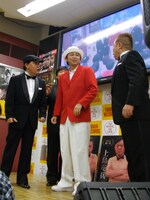 「上島と出川が激しい口論のあとでキスをして仲直りをする」という一連のコントを、途中で「やめろ！ ケンカするなよ！」と強引に中止させた有吉。「見せ場だろ！」と出川にキレられると「あ、キスするやつ？」とお約束の流れを分断したことにニヤニヤしていた。