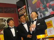 ドライアイスの煙を吐き出す上島。