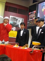 わさび、ドライアイス、熱々チーズフォンデュ、ザリガニといった4種類のシュークリームを前に神妙な面持ちのダチョウ倶楽部。