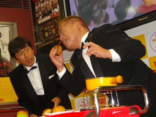 ザリガニに鼻を挟まれて悶絶する出川哲朗。