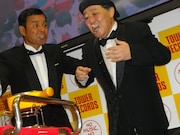 わさび、チーズフォンデュ、ドライアイス、水を肥後やジモンから次々と口に注ぎ込まれるダチョウ倶楽部・上島。