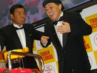 わさび、チーズフォンデュ、ドライアイス、水を肥後やジモンから次々と口に注ぎ込まれるダチョウ倶楽部・上島。