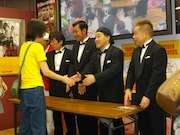 イベントの最後には握手会が開催された。