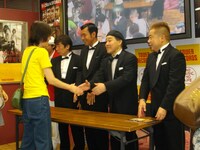 イベントの最後には握手会が開催された。