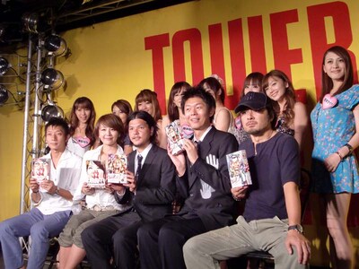 DVD「やりすぎコージー」プロジェクト3発売記念スペシャルイベントに登場した、ハローバイバイ関暁夫、島田秀平、伊藤隆行番組プロデューサー、総合演出の並木慶、大橋未歩アナウンサー。