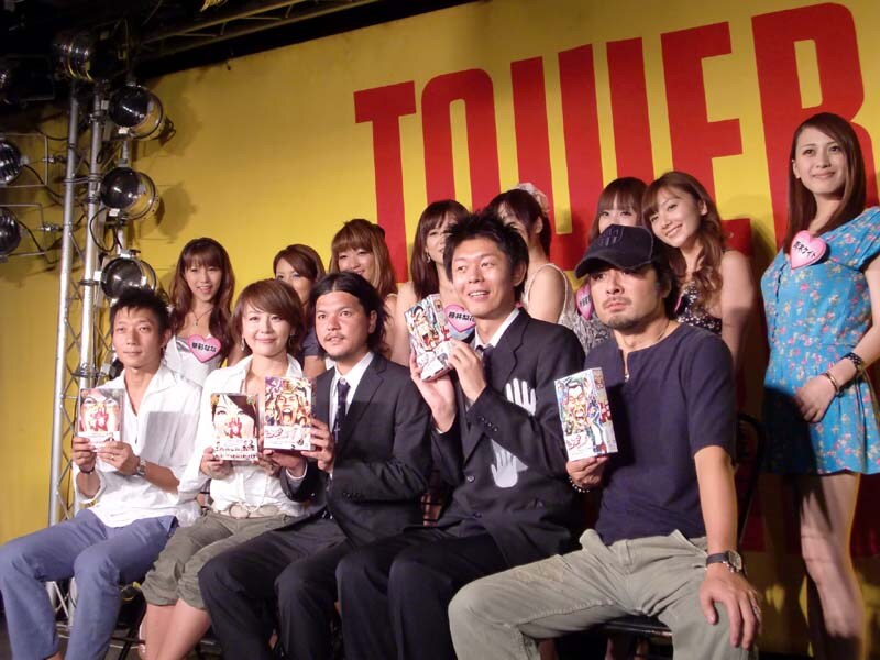 DVD「やりすぎコージー」プロジェクト3発売記念スペシャルイベントに登場した、ハローバイバイ関暁夫、島田秀平、伊藤隆行番組プロデューサー、総合演出の並木慶、大橋未歩アナウンサー。