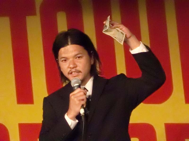 千円札、五千円札にまつわる都市伝説では関がお札を使って実演。関が次々と暴きだす隠されたメッセージに会場も震え上がった。