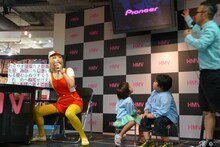 言葉を教える鳥居みゆき。