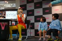 言葉を教える鳥居みゆき。