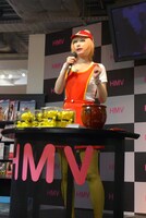 集まったファンに向けたプレゼント抽選会の模様。