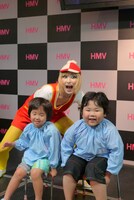 園児とともにポーズを決める鳥居みゆき。