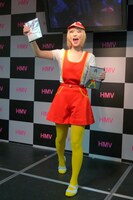 DVDを手にとりアピールする鳥居みゆき。