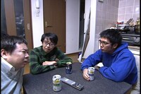 コント「トイレの中から」の一場面。