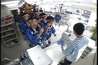 コント「神輿」の一場面。