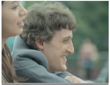 着物姿でこちらに向かってくる観月を見ながら目を細めるチャド・マレーン。(c)日本和装