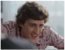 恋人役の観月ありさの友人宅で子どもをあやすチャド・マレーン。(c)日本和装