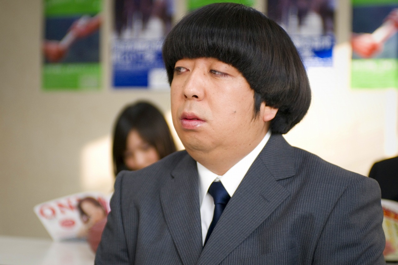 「裁判長！ここは懲役4年でどうすか」のスピンオフ作品「裁判長！トイレ行ってきていいすか」で主演を務めるバナナマン日村。(c)「裁判長！ここは懲役4年でどうすか」製作委員会