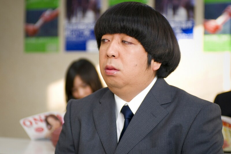 「裁判長!ここは懲役4年でどうすか」のスピンオフ作品「裁判長!トイレ行ってきていいすか」で主演を務めるバナナマン日村。(c)「裁判長!ここは懲役4年でどうすか」製作委員会