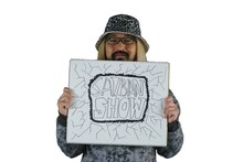「阿曽山大噴火のさいばんSHOW」で裁判トークショーを展開する阿曽山大噴火。(c)「裁判長！ここは懲役4年でどうすか」製作委員会