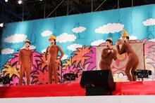 「カイケツ！ウンコマンズ」のコーナーのレギュラーをかけて、はんにゃとフルーツポンチが対決。ラップを顔で破る戦いに、フルーツポンチが勝利しレギュラー出演を守り抜いた。(c)テレビ東京