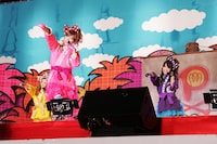 オンナラブリーは発売したばかりの新曲「Punchしたっていいんだよ」でダンスを生披露。(c)テレビ東京