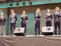 新選組リアンと司会の井上マー。