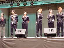 新選組リアンと司会の井上マー。