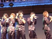 会場に集まったファンの前で「愛の唄」と「キラキラ」を披露するリアン。