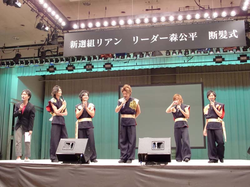 断髪式を前に衣装を着替えて登場したリアン。
