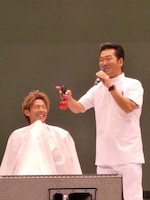 サプライズゲストとして新選組リアンのリーダー森公平断髪式に登場した島田紳助。