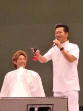 サプライズゲストとして新選組リアンのリーダー森公平断髪式に登場した島田紳助。