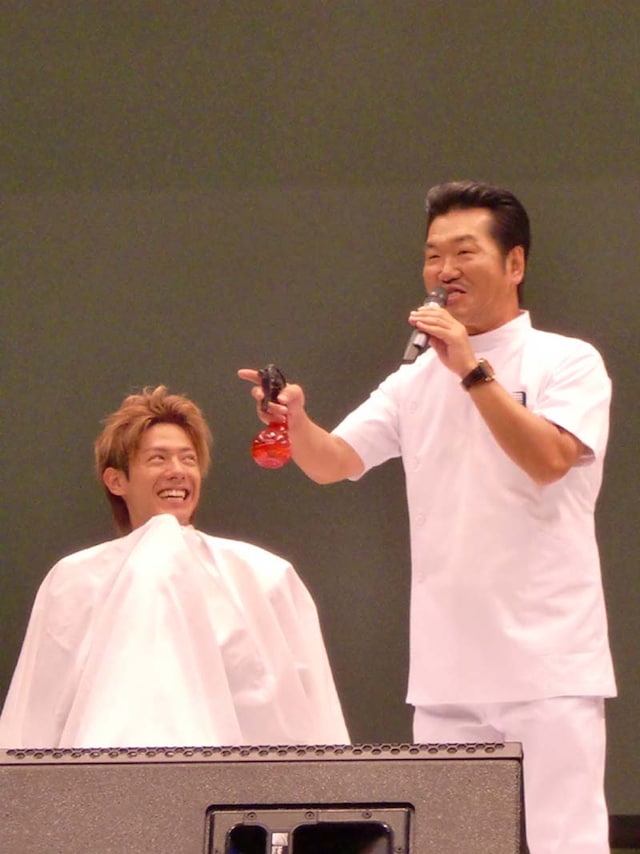 サプライズゲストとして新選組リアンのリーダー森公平断髪式に登場した島田紳助。