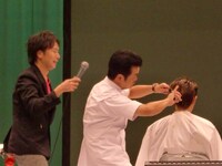 森の後ろ髪に最初のハサミをいれた瞬間。