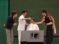 「40年後ハゲたらどうなるかバージョン」と、バリカンを真ん中からスタート。