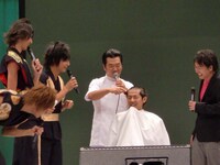 メンバーも1人ずつ森の髪を刈ることに。ところが榊原徹士の入れたバリカンだけ根元に近すぎ、予定よりさらに短い坊主頭となった。