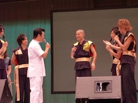 最後はプロの美容師が全体を整え、綺麗な坊主頭が完成。