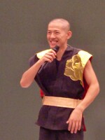 坊主頭となった森。