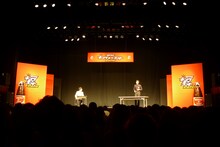 「キングオブコント2010」準決勝1日目ステージの様子。写真はトット。