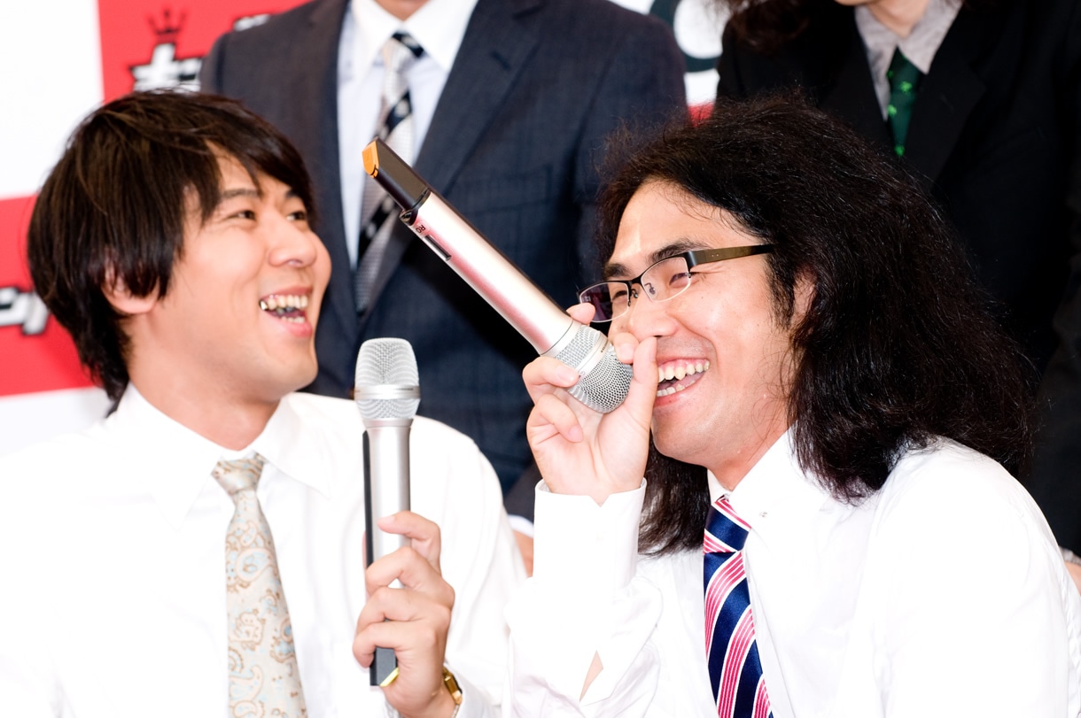 言葉につまり、おかしなマイクの持ち方をしはじめたロッチ中岡。