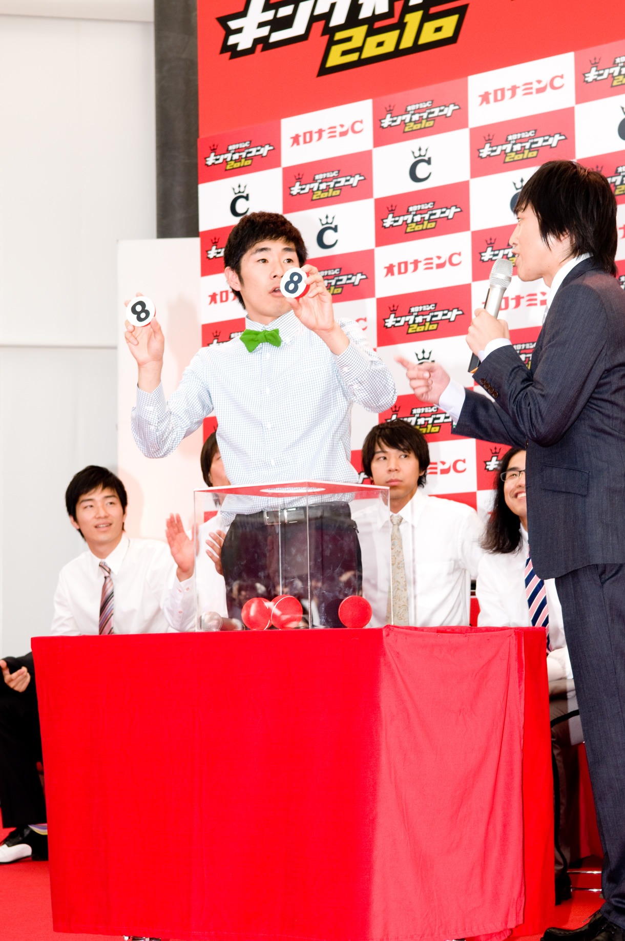 「8」を引いたしずる池田。