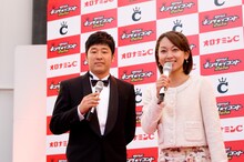 会見司会のあべこうじと出水麻衣TBSアナウンサー。