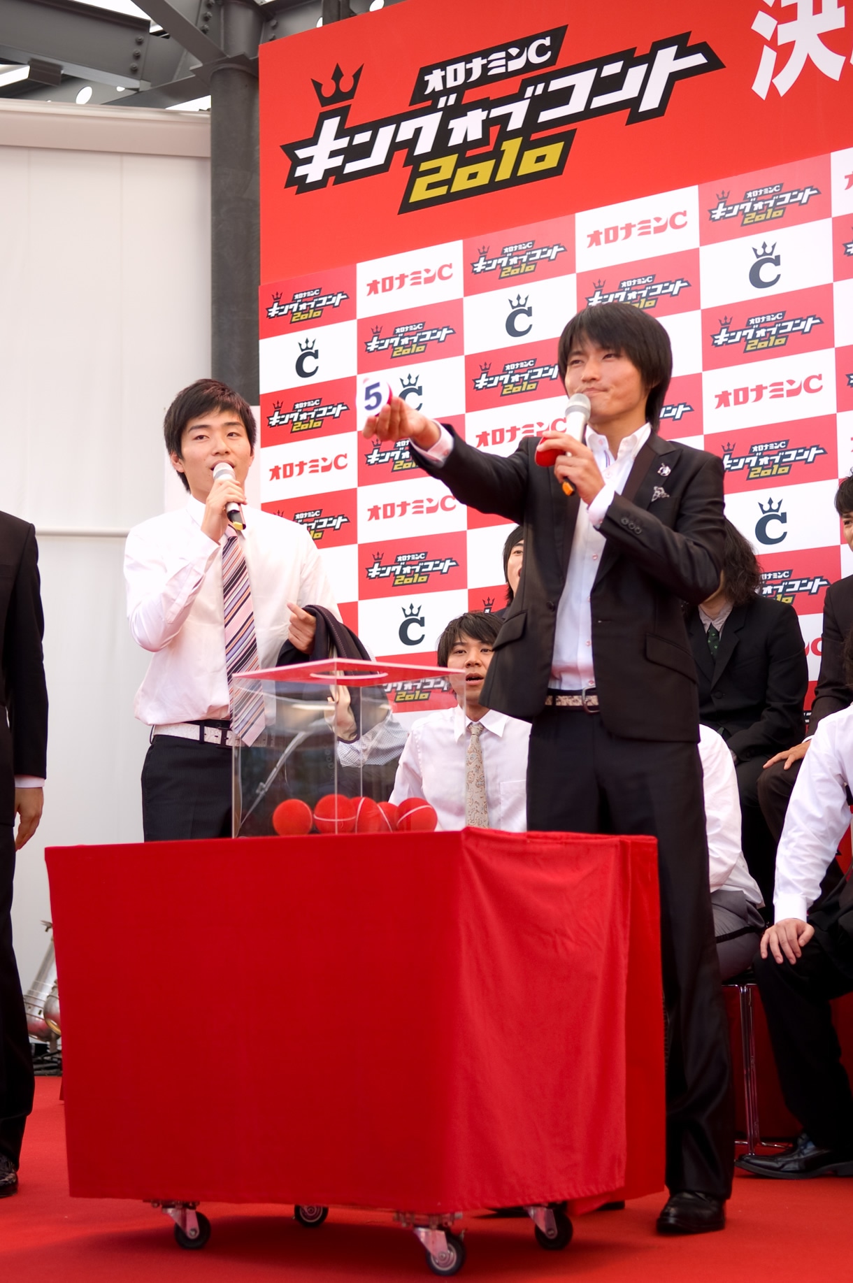 「5」を引いたジャルジャル福徳。