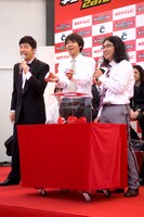 「2」を引いたロッチ・コカド。