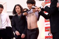 キングオブコメディ今野の毛深さの話題から司会のあべこうじに振られたピース綾部。「僕は最近胸毛を剃ってしまって……」と前置きしながらシャツをめくると、ご覧の有様だった。