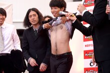 キングオブコメディ今野の毛深さの話題から司会のあべこうじに振られたピース綾部。「僕は最近胸毛を剃ってしまって……」と前置きしながらシャツをめくると、ご覧の有様だった。